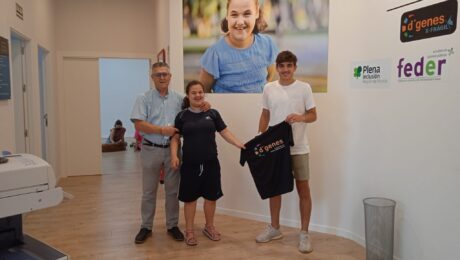 Futbolista posa con camiseta de DGENES